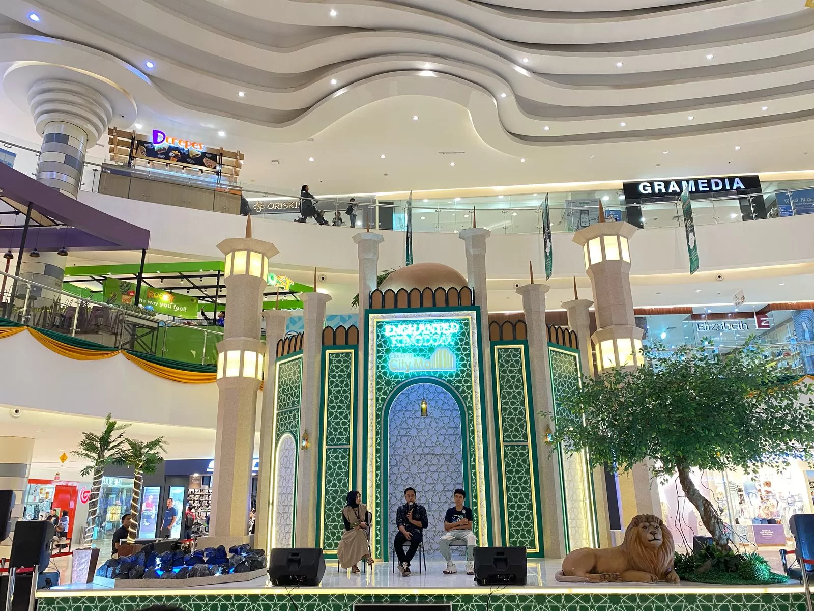 Info Cibinong City Mall: Cek daftar tenant fashion (Uniqlo/H&M), jadwal bioskop IMAX, lokasi CCM 2, dan jam buka mall terbesar di Bogor ini.